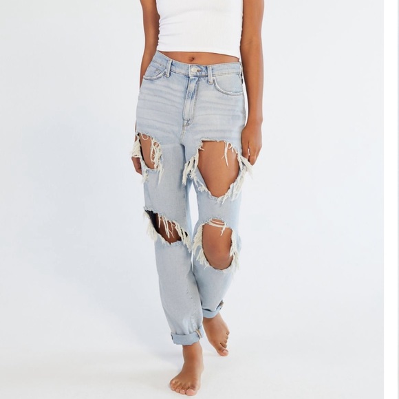 BDG Denim - BDG High-Waisted Mom Jeans Destroyed light wash 25